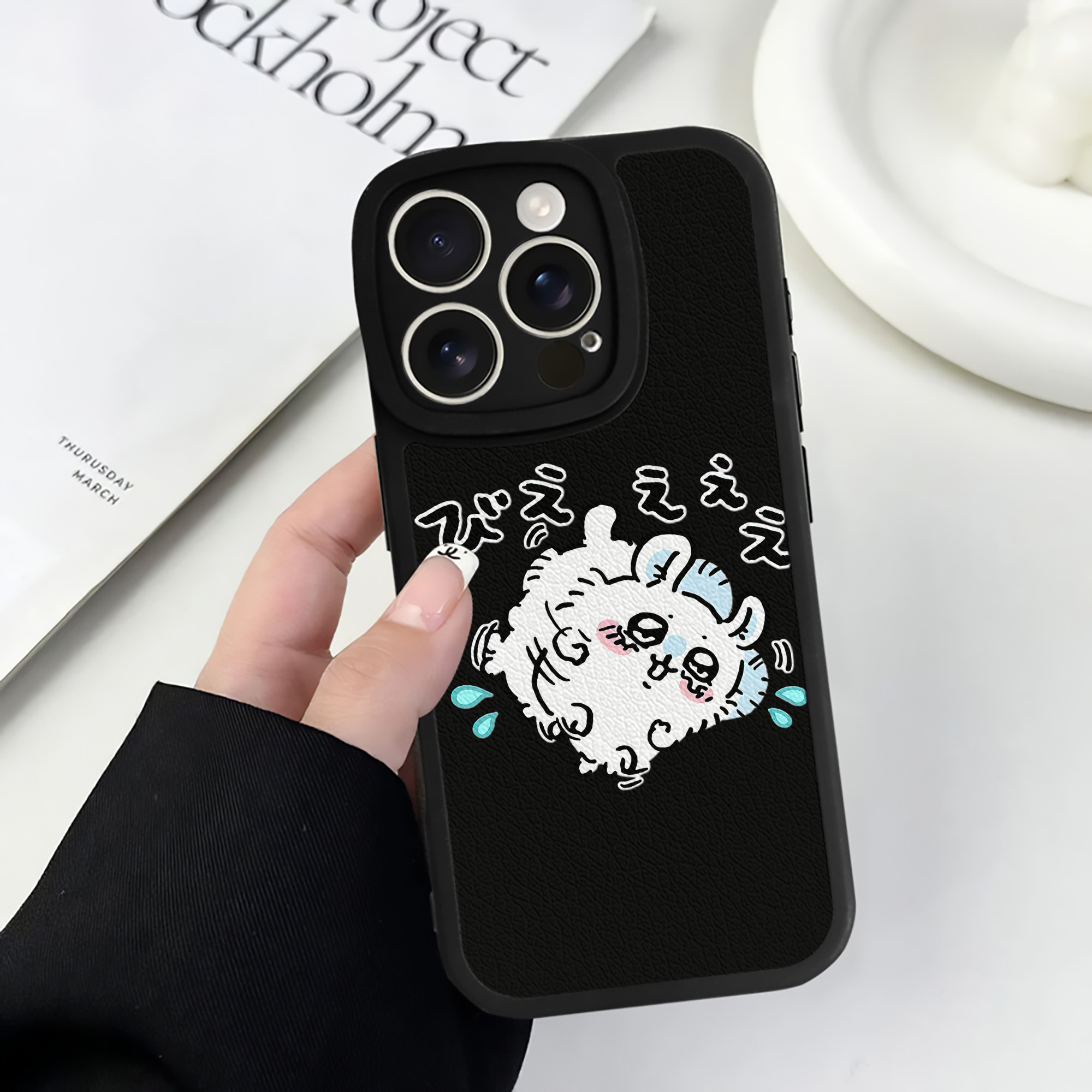 （画像用） ちいかわ モモンガ Chii-kawa Momonga 【iPhone 16シリーズ対応】シリコンスマホケース（レザー調） 材質：シリコン